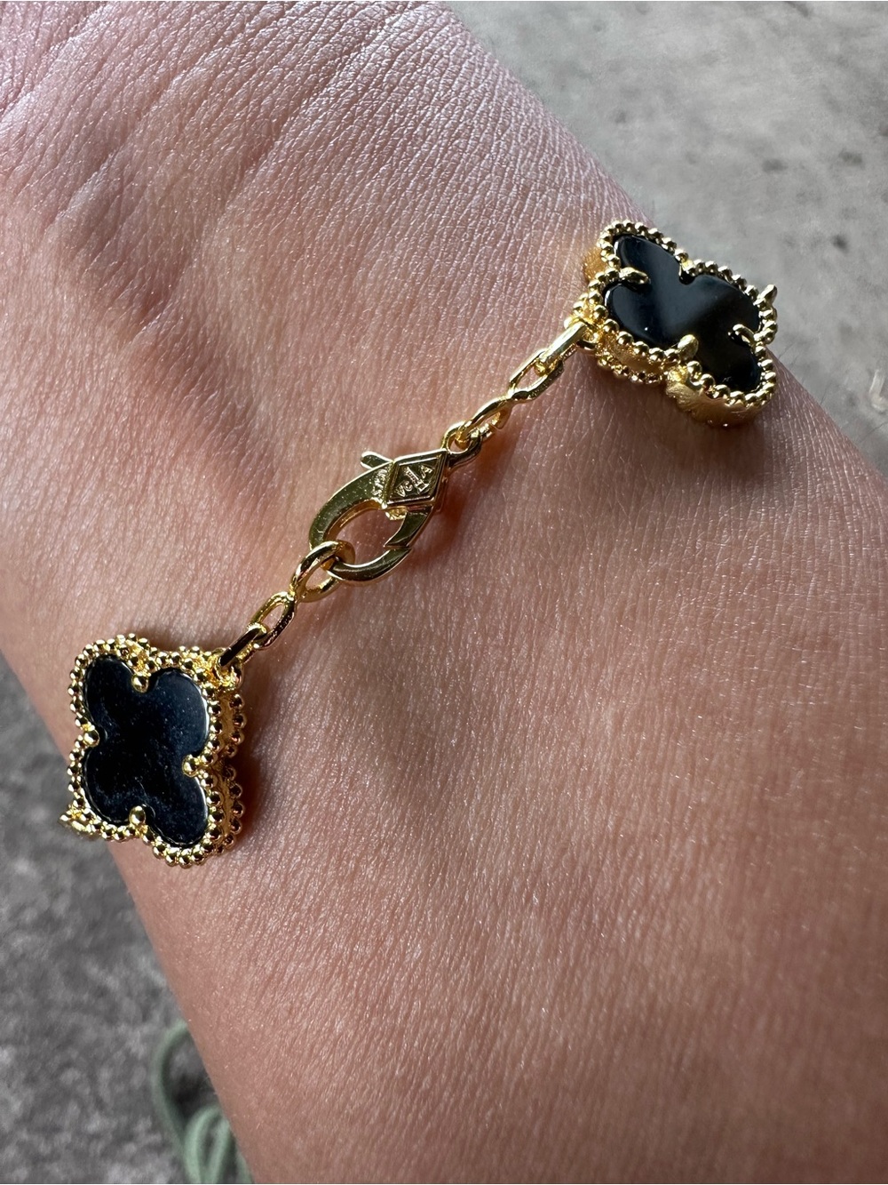 Van Cleef & Arpels Vintage Alhambra 5 Motifs Bracelet 18K Yellow Gold and Onyx - Picture 10 of 13